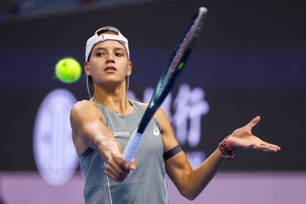 Emiliana Arango in action against Qinwen Zheng at the 2025 China Open