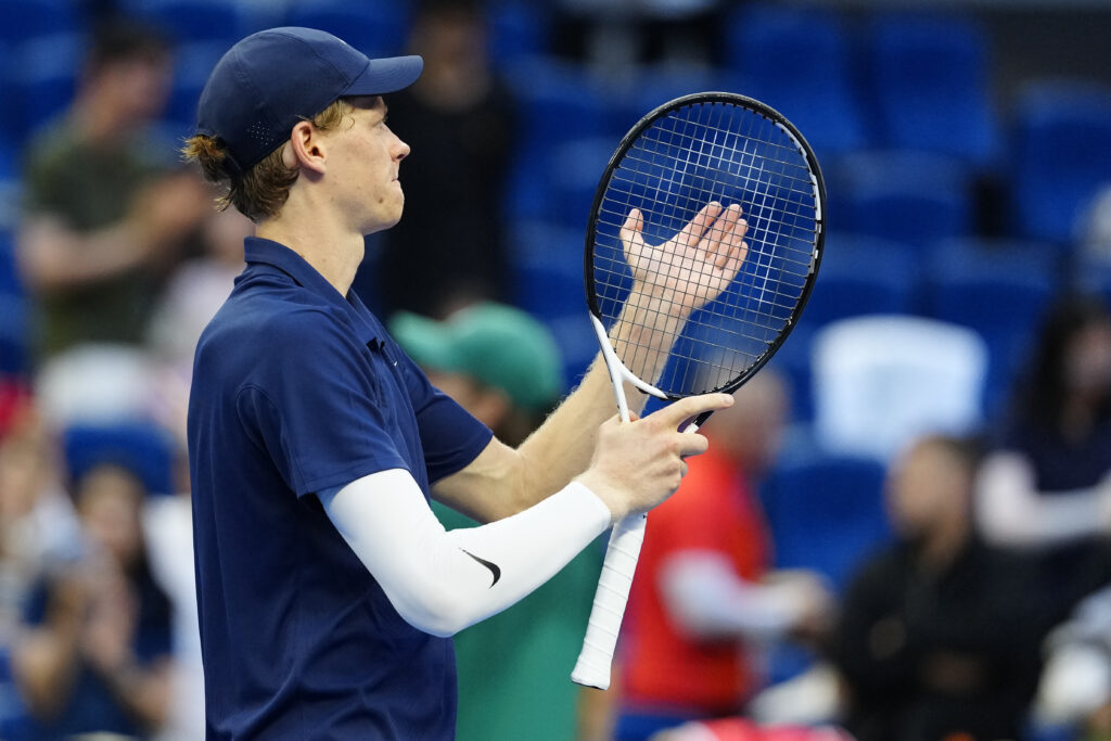 Jannik Sinner thanks the fans after beating Alex de Minaur at the China Open