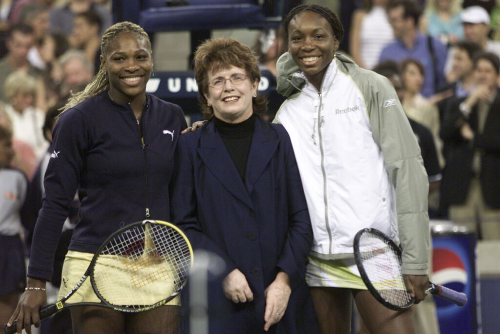 Serena Williams and Venus Williams pose with Billie Jean King ahead of the 2001 US Open final