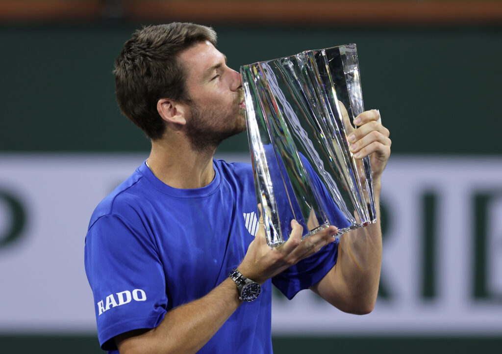 Cameron Norrie kisses the Indian Wells trophy in 2021