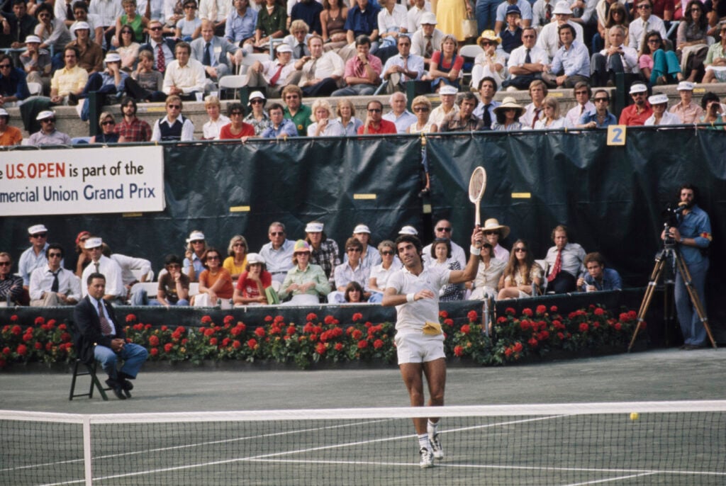 Manuel Orantes playing at the 1975 US Open.