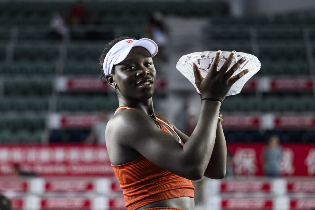 Victoria Mboko of Canada celebrates with the winner's trophy at Prudential Hong Kong Tennis Open in 2025.