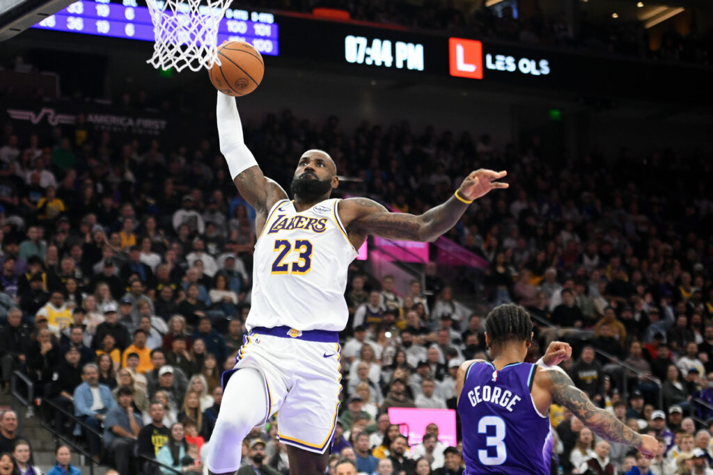 Lebron James dunks on his return to NBA action against the Utah Jazz