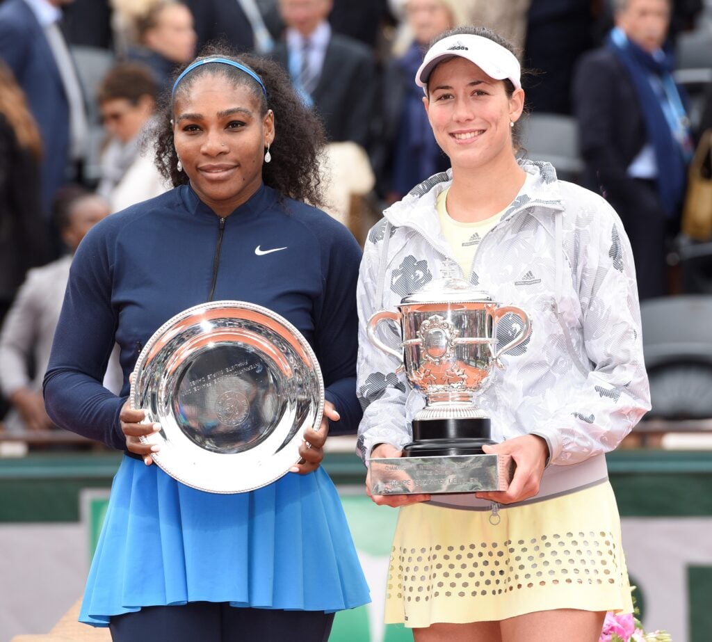 Garbine Muguruza stands next to Serena Williams with her French Open title after beating her in the 2016 final.