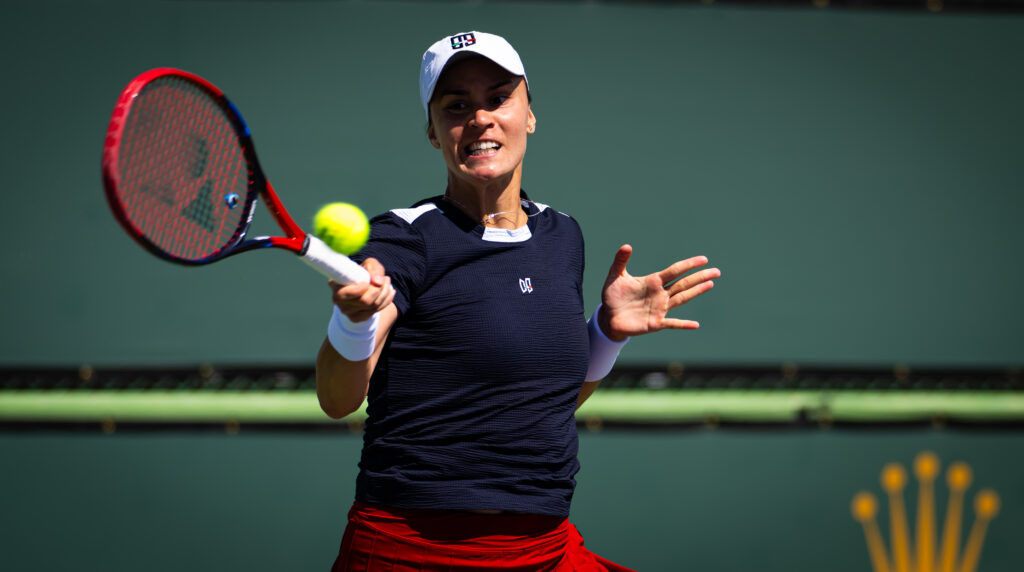 Anhelina Kalinina hits a forehand against Lucia Bronzetti at the 2025 BNP Paribas Open.