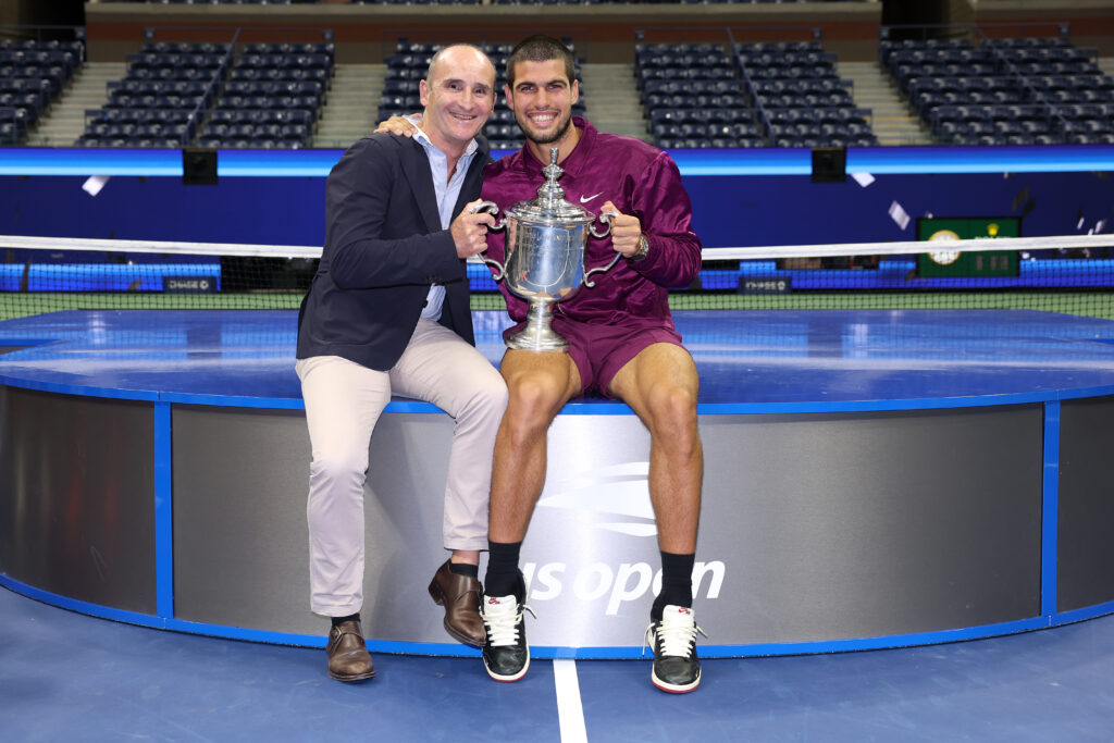 Carlos Alcaraz and Alfred Molina pose with the US Open trophy