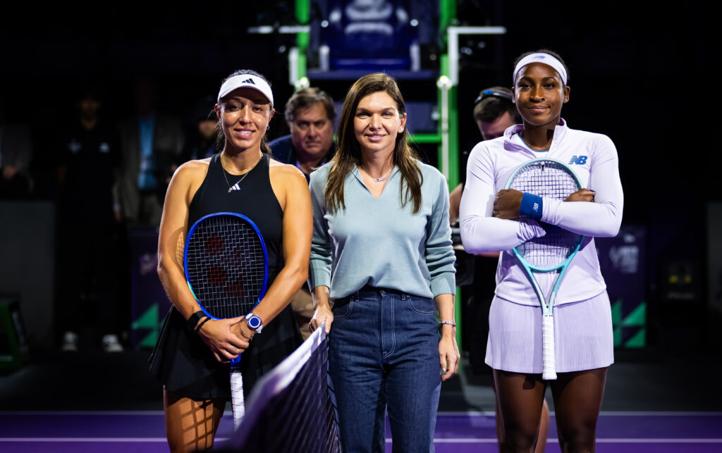 Simona Halep poses in between Jessica Pegula and Coco Gauff