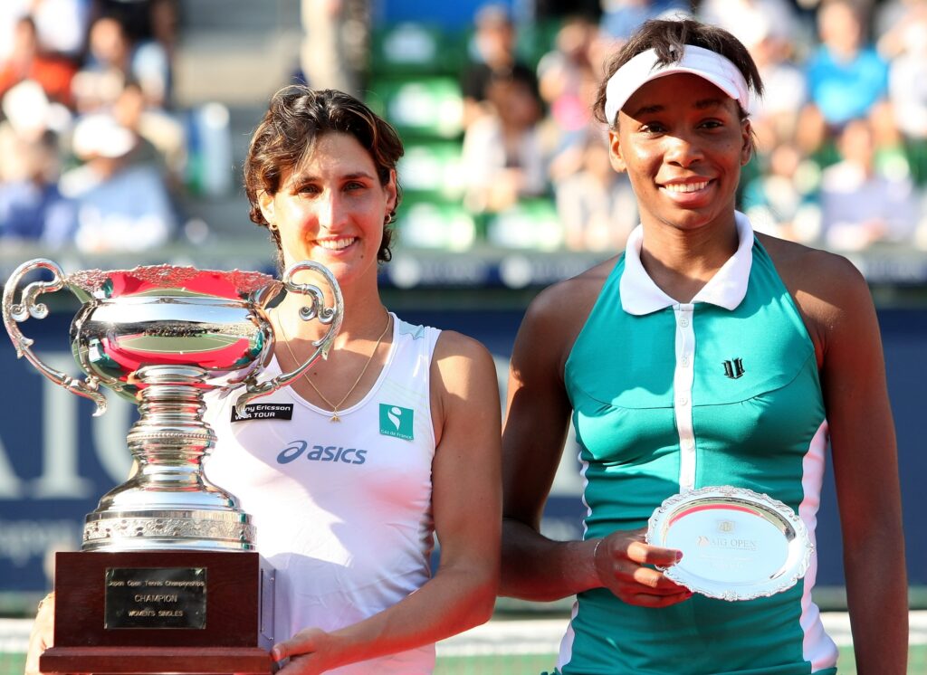 Virginie Razzano and Venus Williams pose with their titles in Tokyo