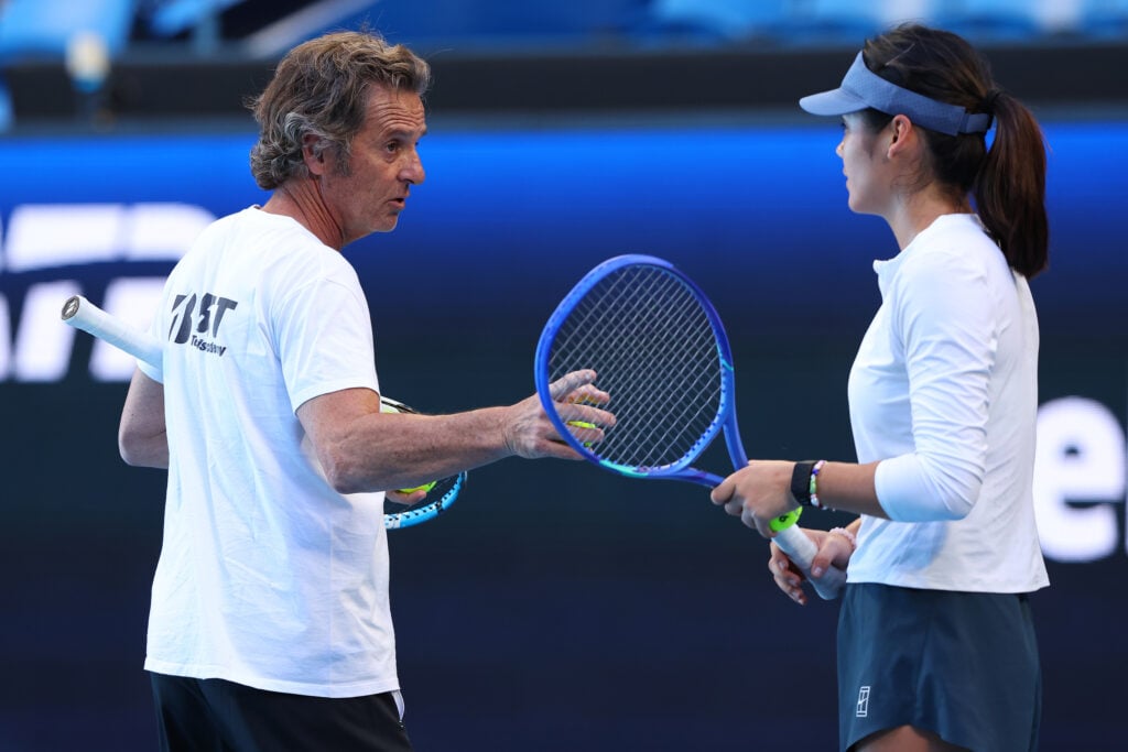 Francisco Roig speaks with Emma Raducanu during the 2026 United Cup