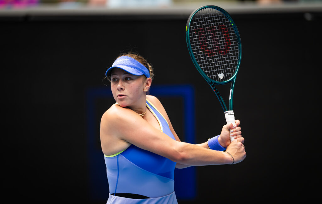 Amanda Anisimova hits a backhand