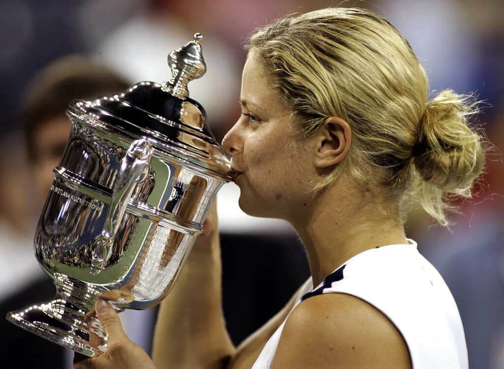 Kim Clijsters kisses the US Open trophy in 2005