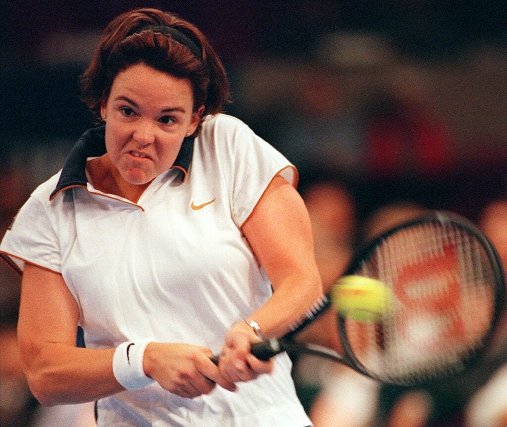 Lindsay Davenport hitting a backhand at the 1998 WTA Finals.