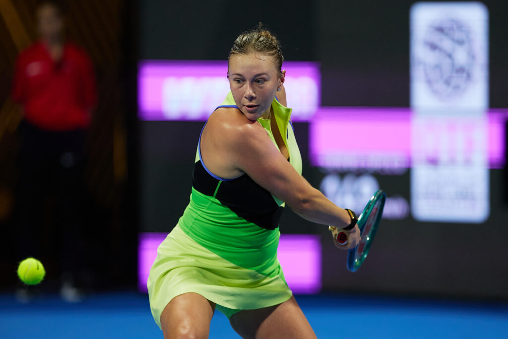 Amanda Anisimova hits a backhand against Karolina Pliskova at the 2026 Qatar Open.