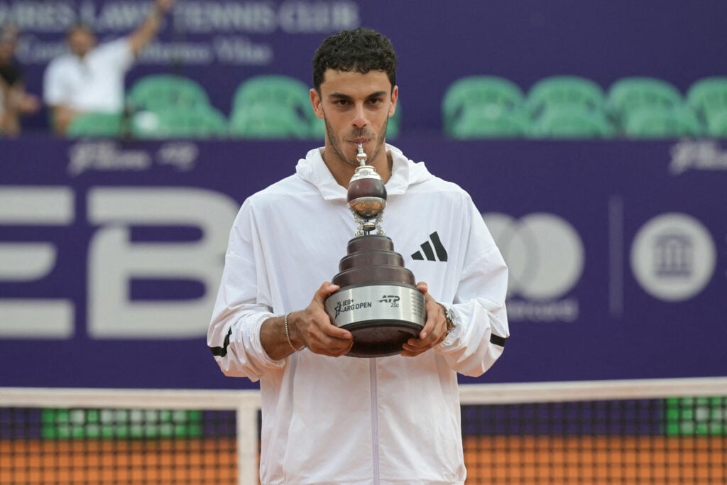 Francisco Cerundolo kissing the Argentina Open title.
