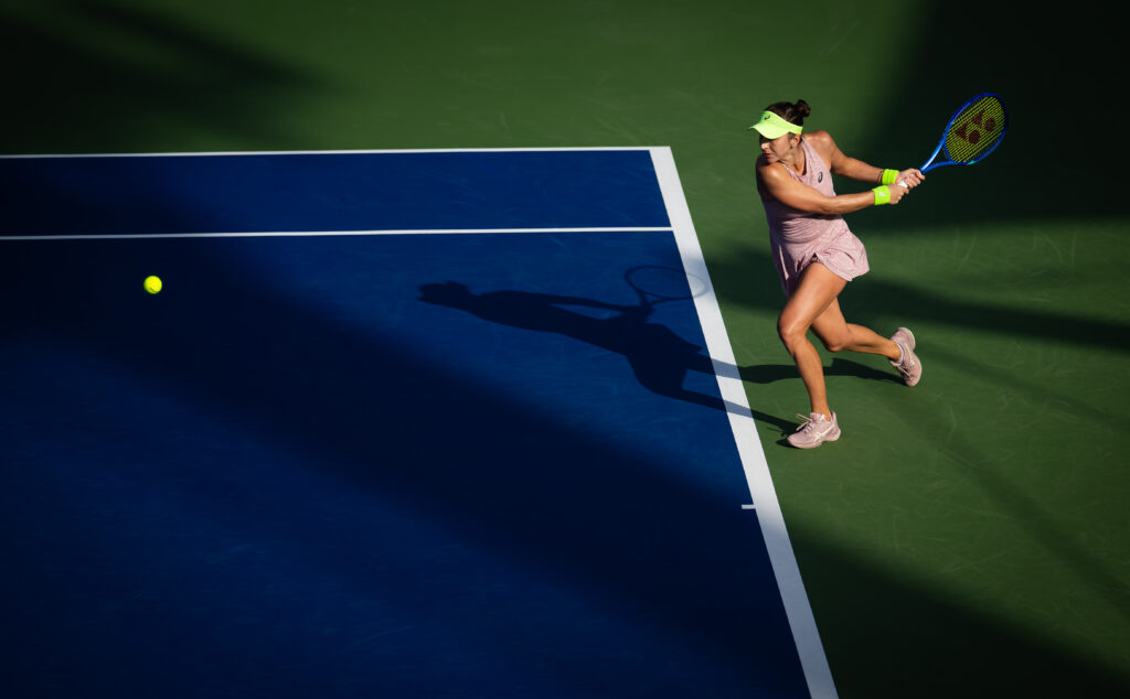 Belinda Bencic in action against Jessica Bouzas Maneiro at the 2026 Dubai Tennis Championships.