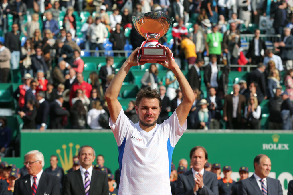 Stan Wawrinka hoists the Monte Carlo title in 2014.
