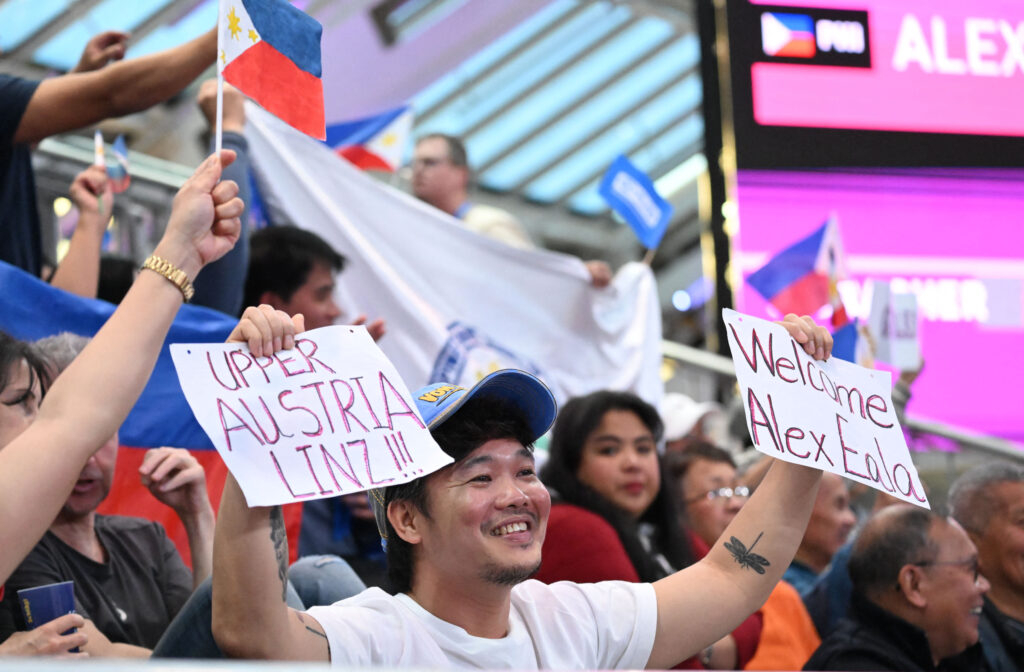Fans of Alexandra Eala's cheer her on at the 2026 Linz Open.