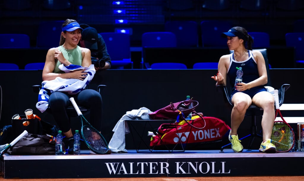 Paula Badosa speaking to Eva Lys during practice ahead of the 2026 Stuttgart Open.