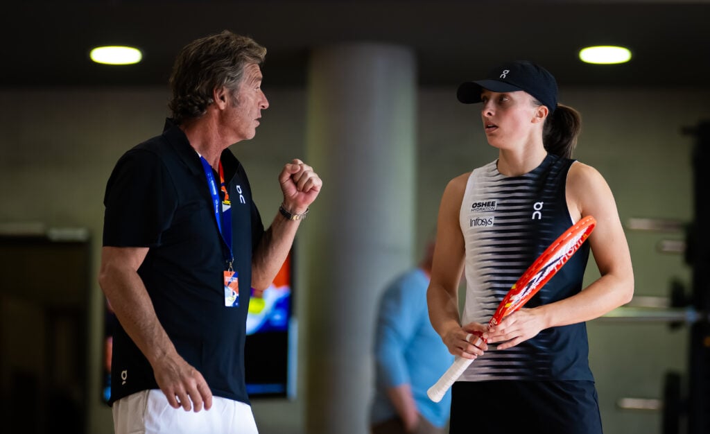Iga Swiatek talks to Francisco Roig.