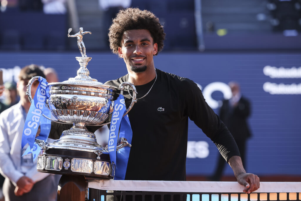 Arthur Fils poses with the 2026 Barcelona Open trophy.
