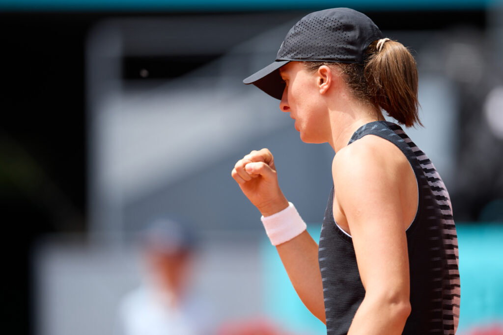 Iga Swiatek celebrates a point.