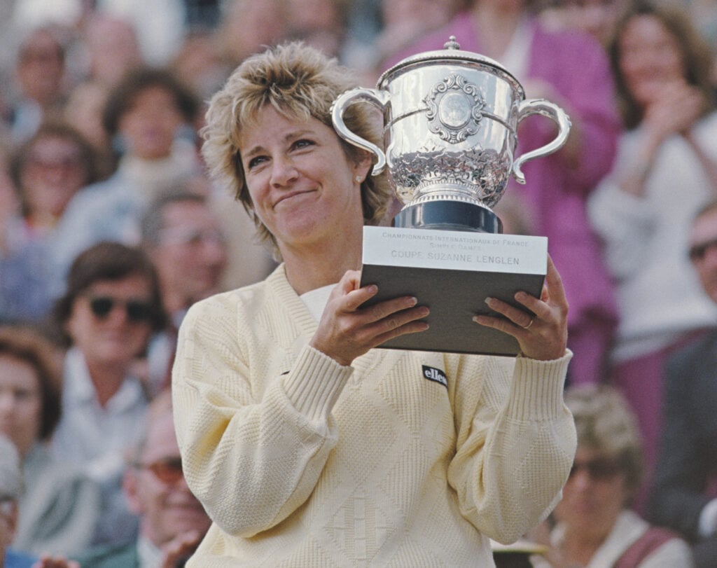 Chris Evert holding the Roland Garros title in 1985.