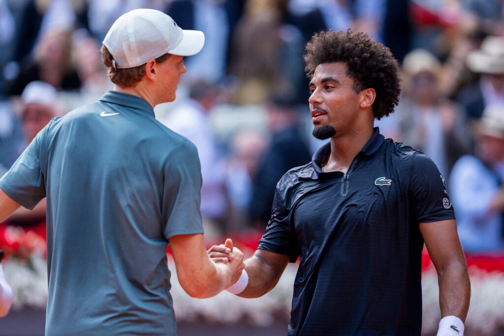 Jannik Sinner and Arthur Fils shake hands.