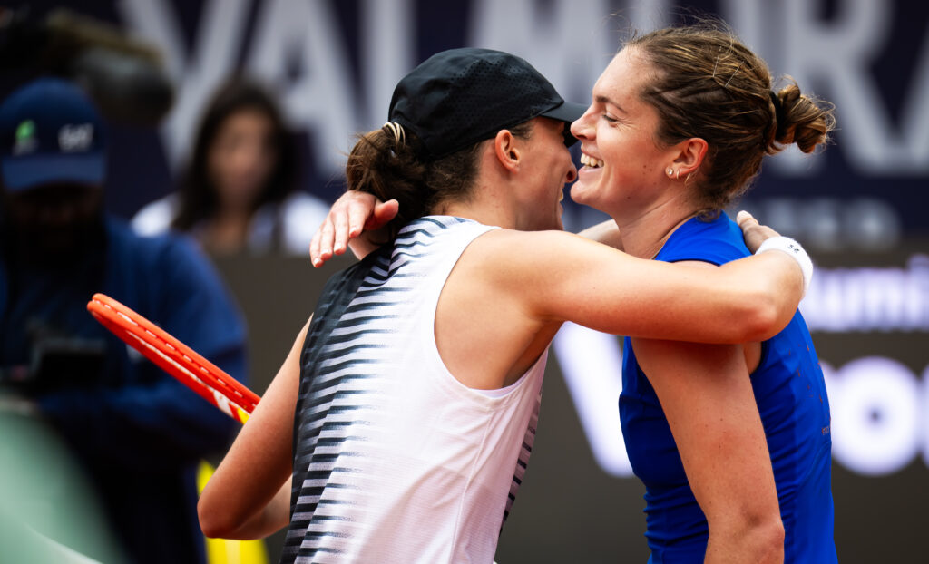 Iga Swiatek and Caty McNally embrace.