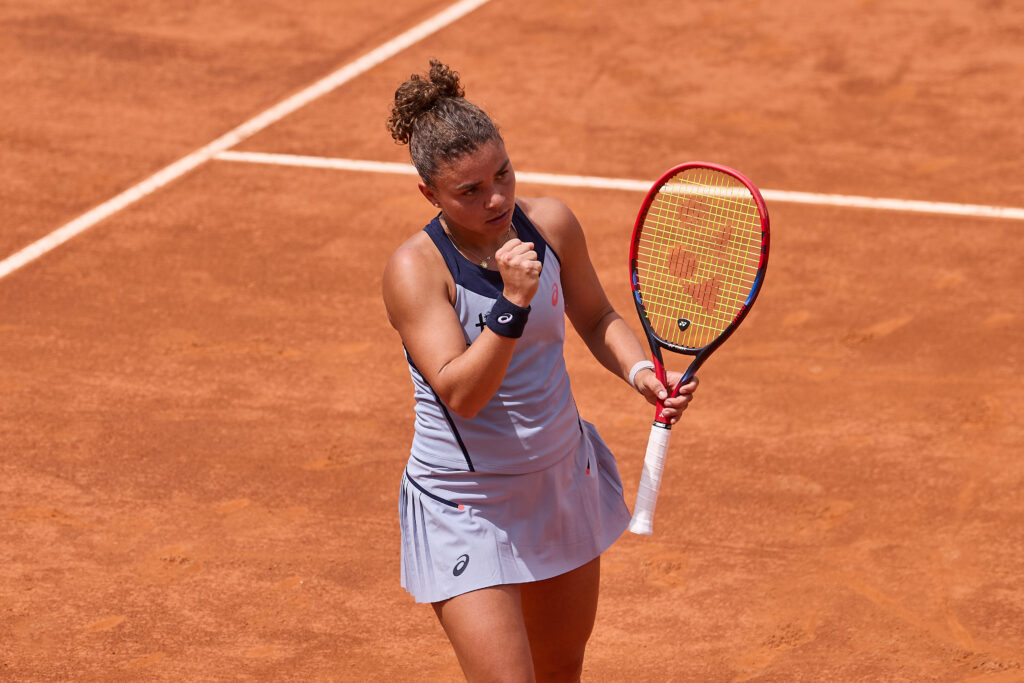 Jasmine Paolini pumps her fist in Rome.