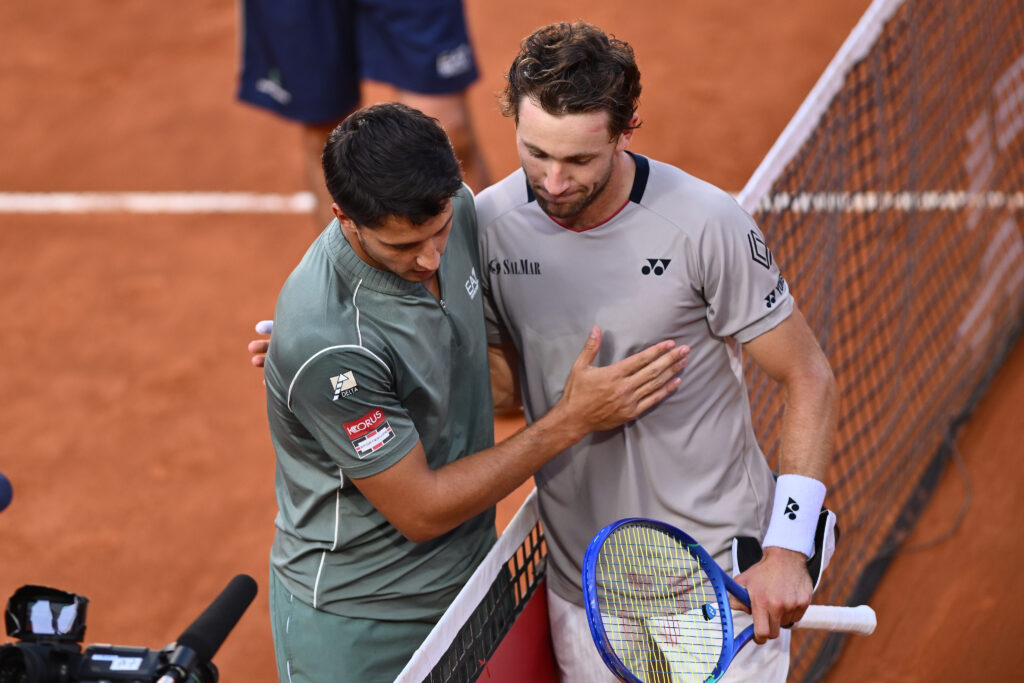 Casper Ruud and Luciano Darderi embrace.