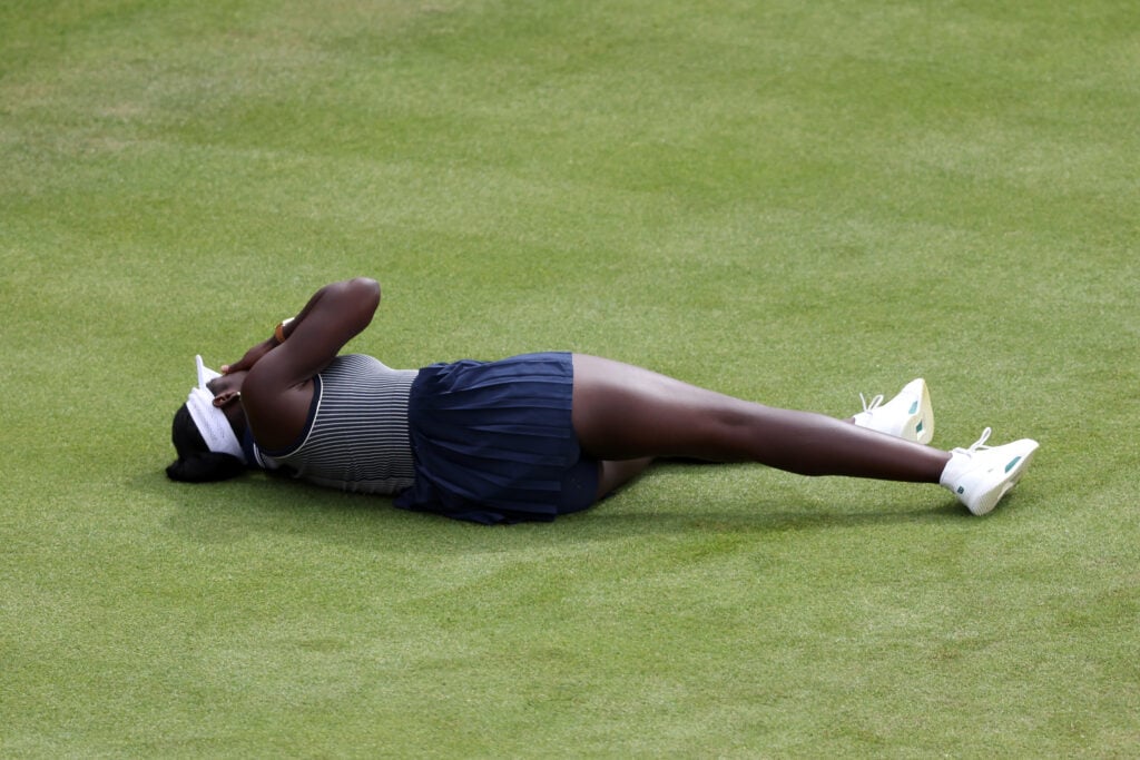 Victoria Mboko lies down hurt at Queen’s 2026