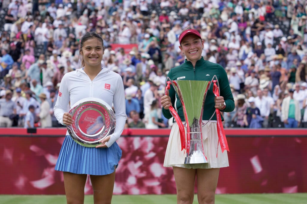Emma Raducanu and Donna Vekic pose with their trophies at Queen’s 2026