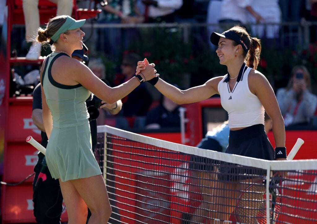 Amanda Anisimova and Iva Jovic shake hands.