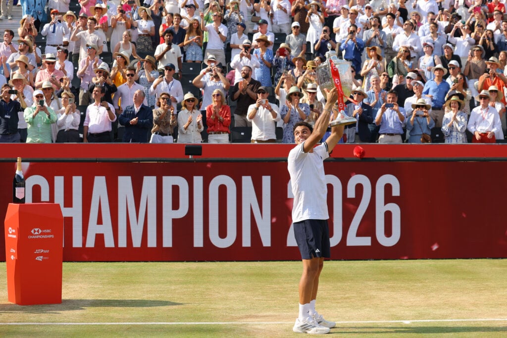 Francisco Cerundolo holds the Queen's title aloft.