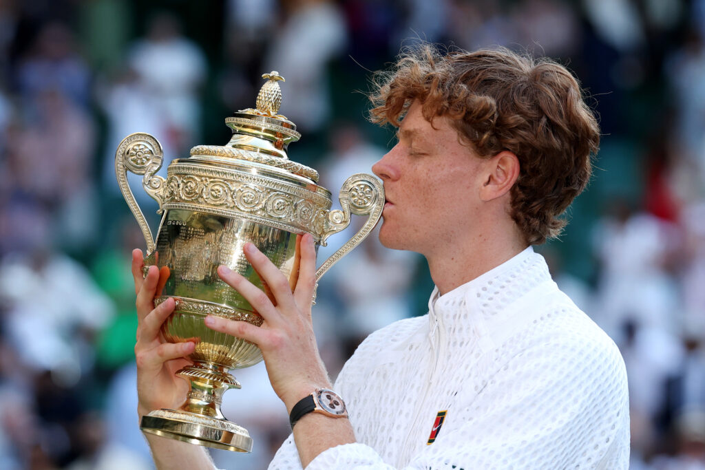Jannik Sinner kisses the Wimbledon title.